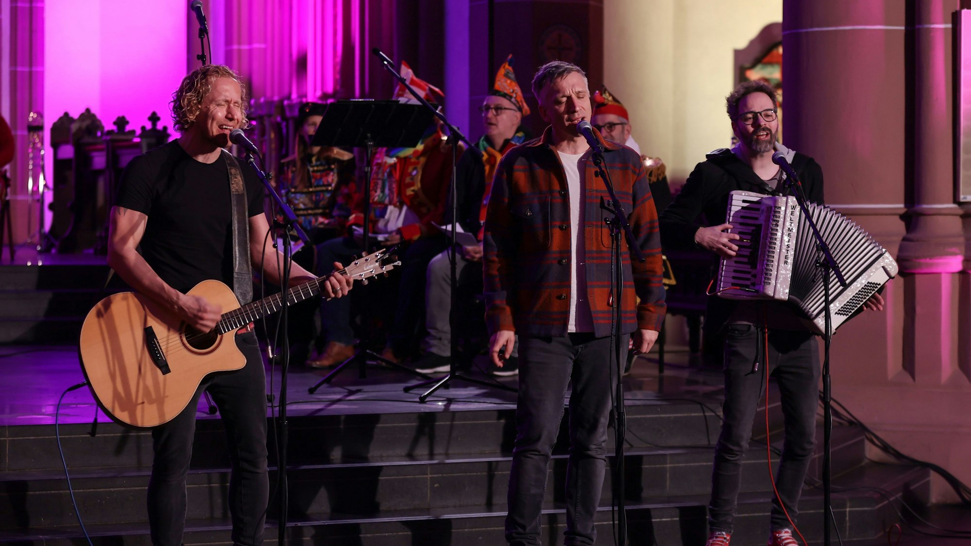 Die Band Kasalla steht in der Sankt Agnes Kirche und spielt eines ihrer Lieder.