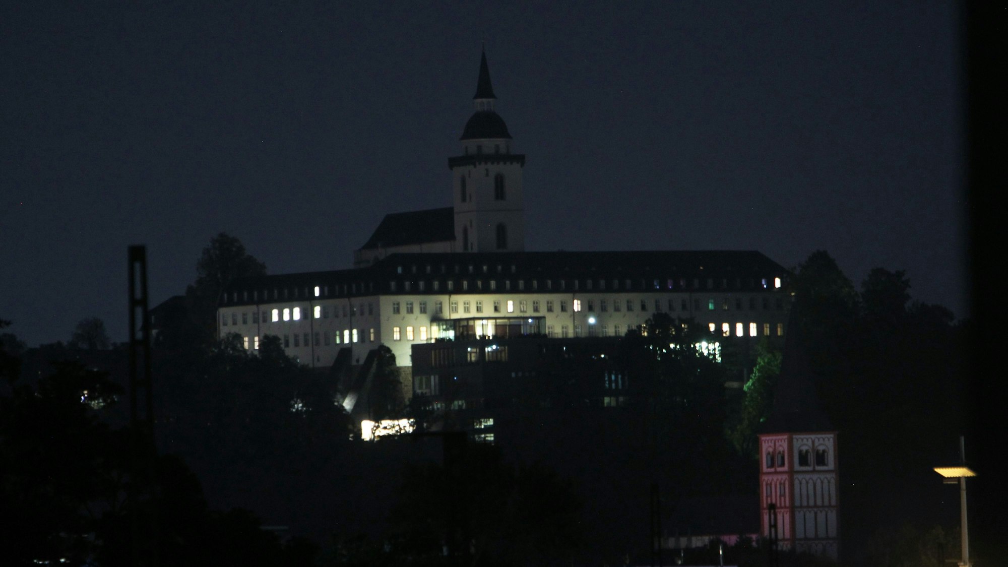 Die Abtei auf dem Michaelsberg in Siegburg wird nicht mehr abends angestrahlt.
