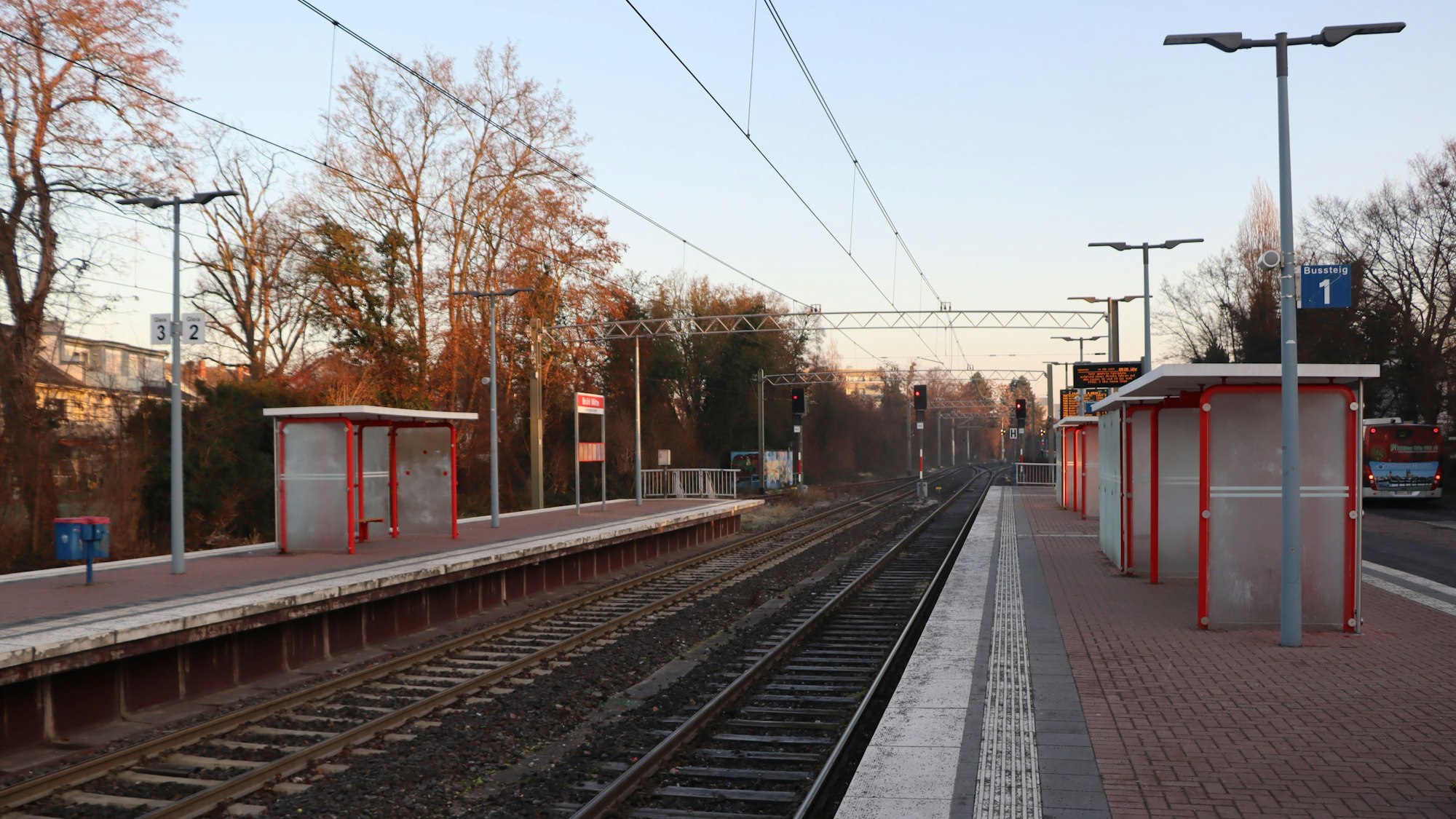 Das Foto zeigt die Haltestelle Brühl-Mitte. Dort sollen zwei junge Männer einem 16-Jährigen das Rad gestohlen haben.
