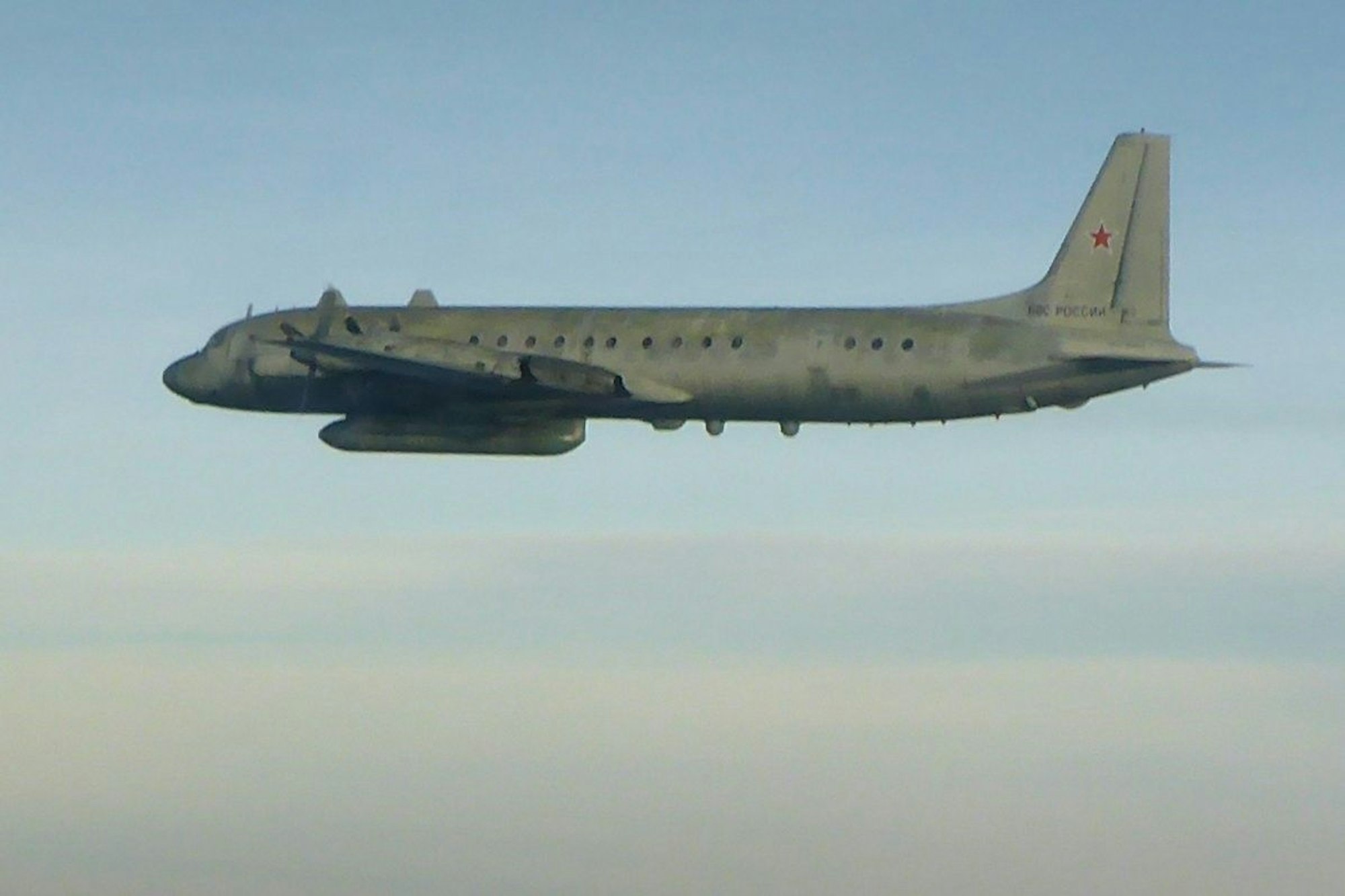 Eine Iljuschin Il-20 des russischen Militärs, aufgenommen von der Luftwaffe über der Ostsee.Deutsche Luftwaffe