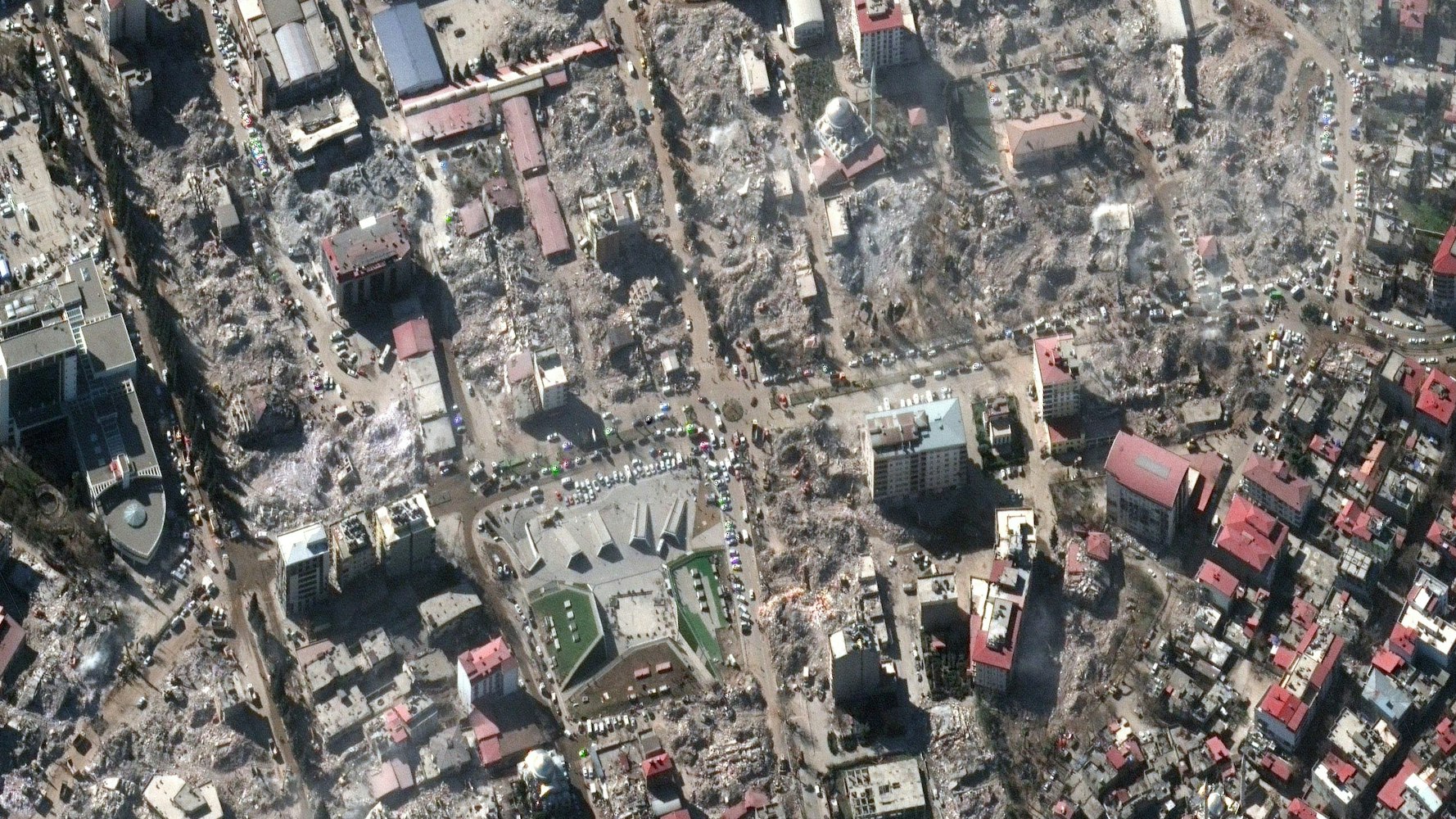 Ein Überblick über umfangreiche Gebäudeschäden und Trümmerbeseitigung in Kahramanmaras, Türkei.