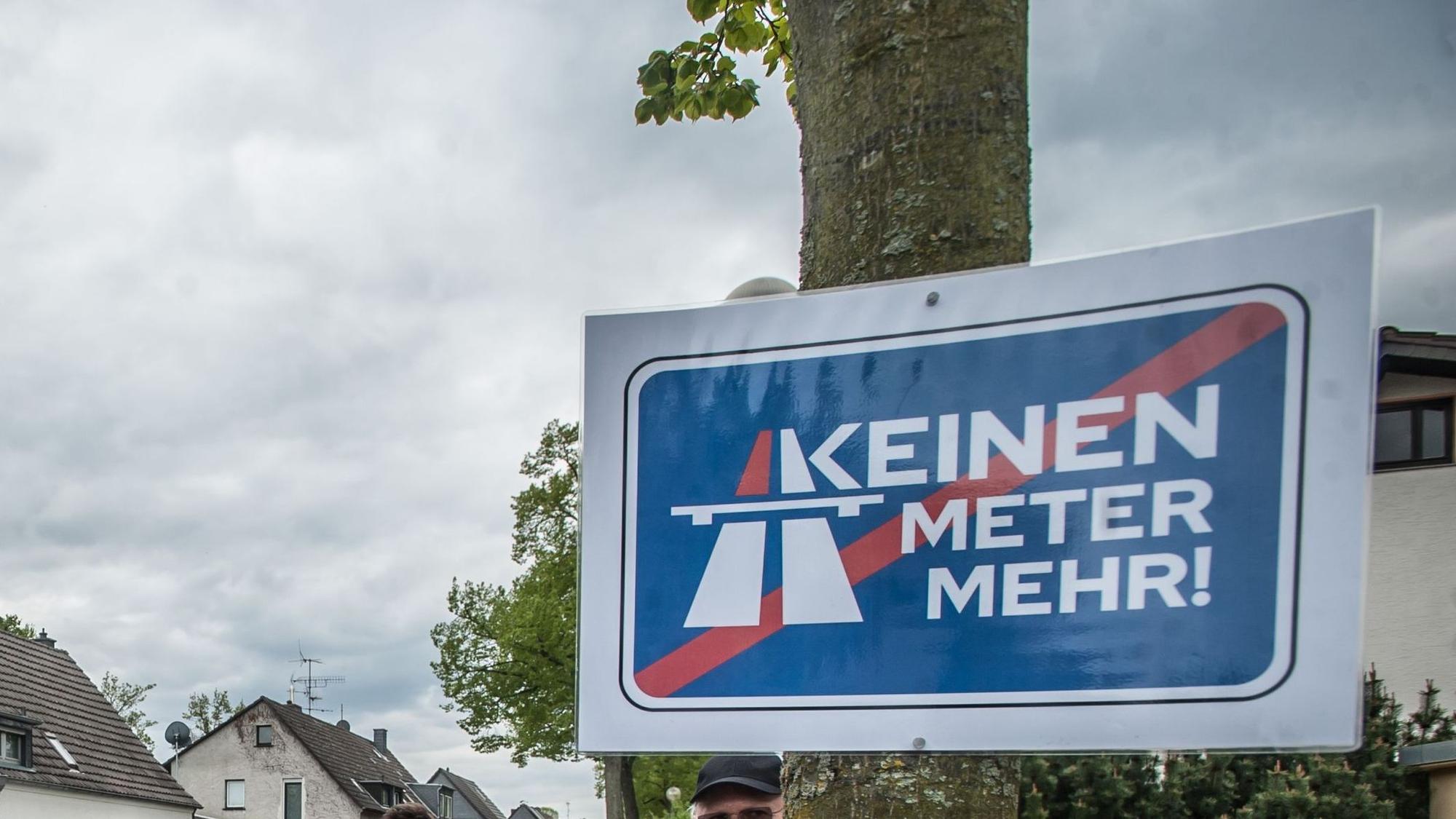 Protest gegen den Autobahnausbau Autobehn 3, A3 in der Straße Ratherkämp, Schleswig-Holstein-Siedlung