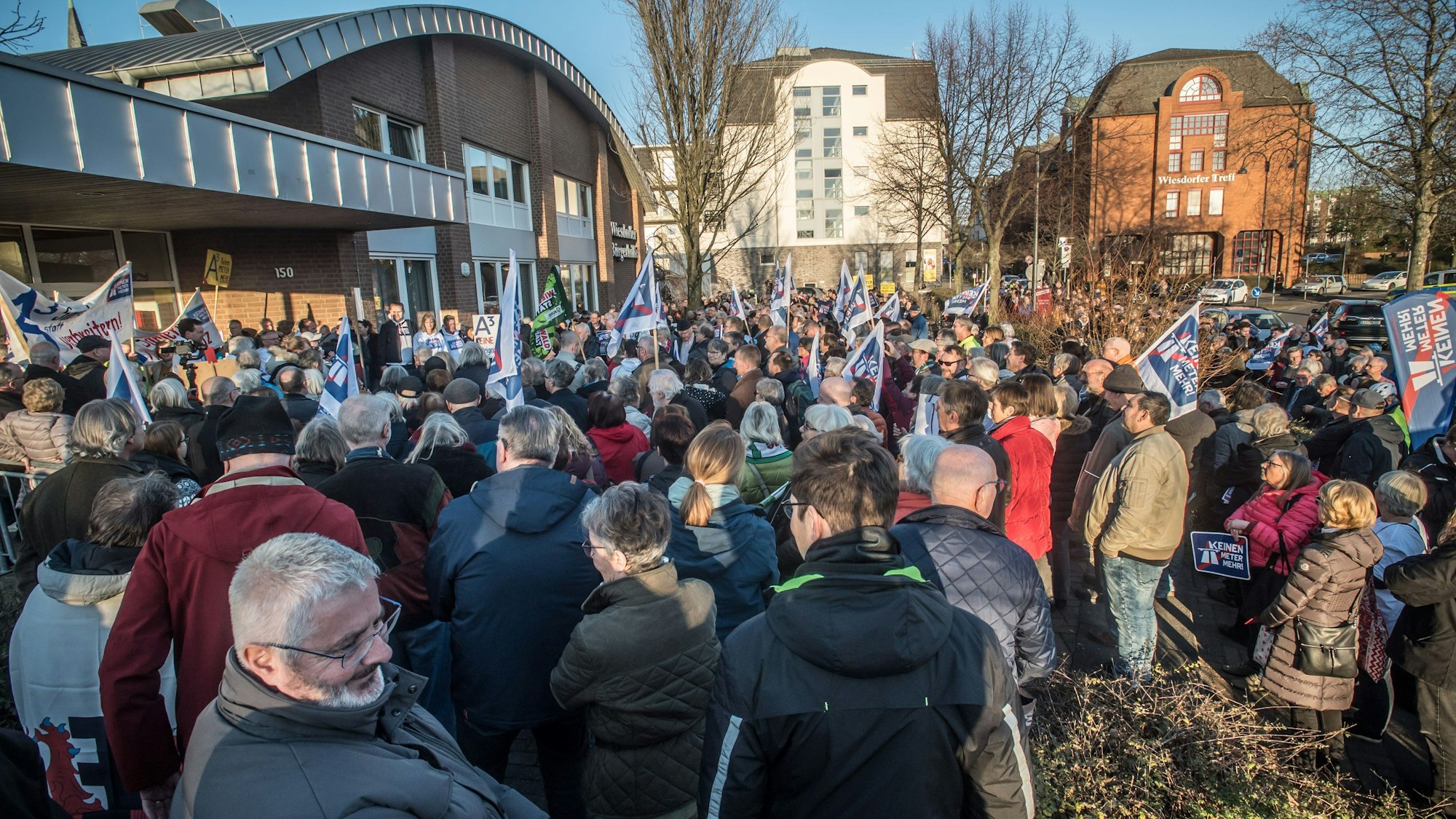 Infomesse Autobahn GmbH und Demo Keinen Meter mehr in der Bürgerhalle Wiesdorf