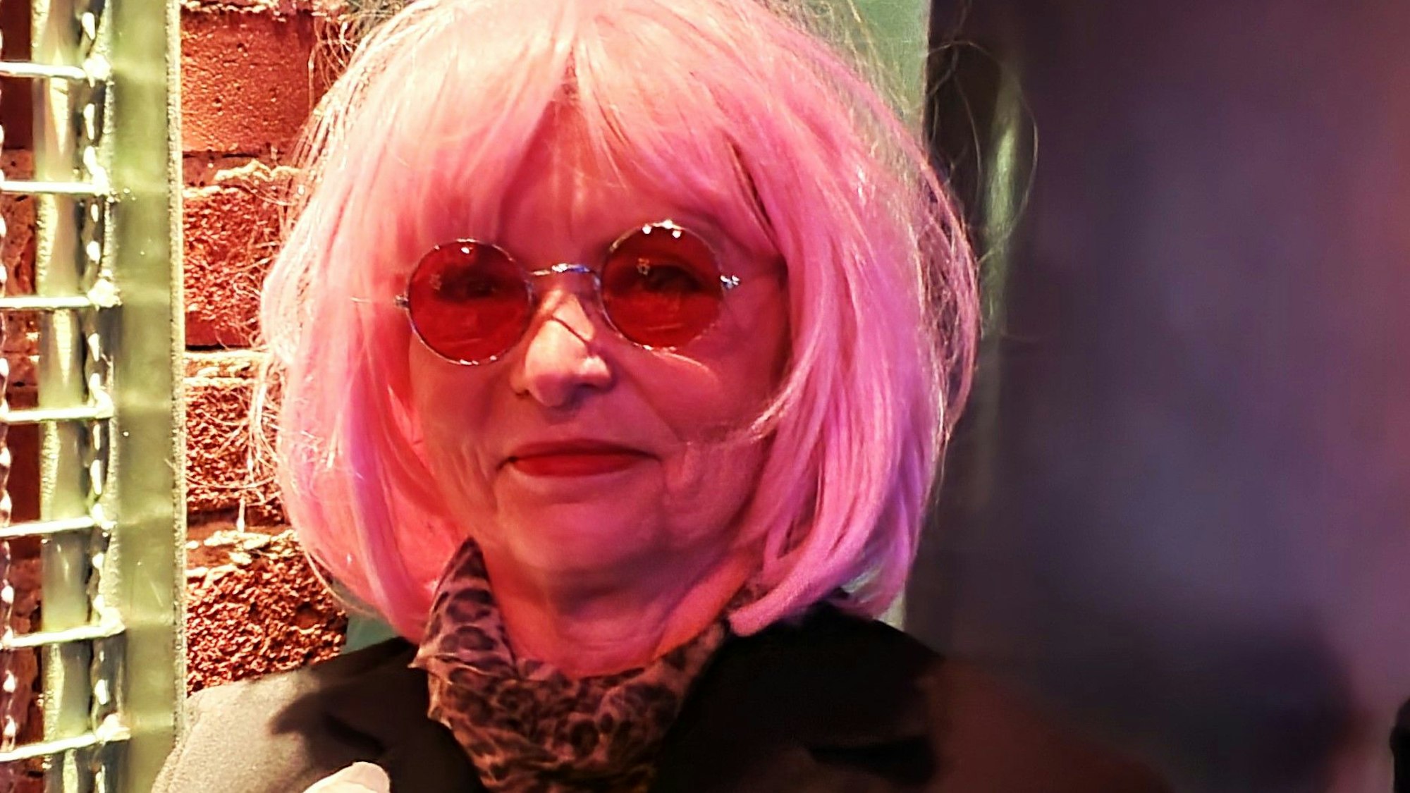 Mehrere Leute verkleidet als Lappenclown und mit Blumen in der Hand.