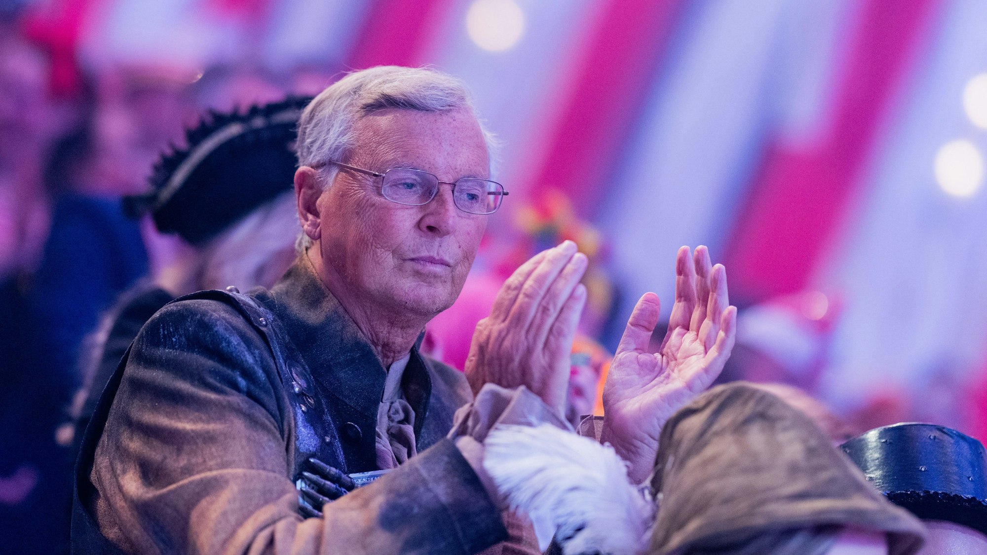 Wolfgang Bosbach (CDU) feiert bei der ersten ‚Alaaf & Helau-Sitzung‘ im Gürzenich.