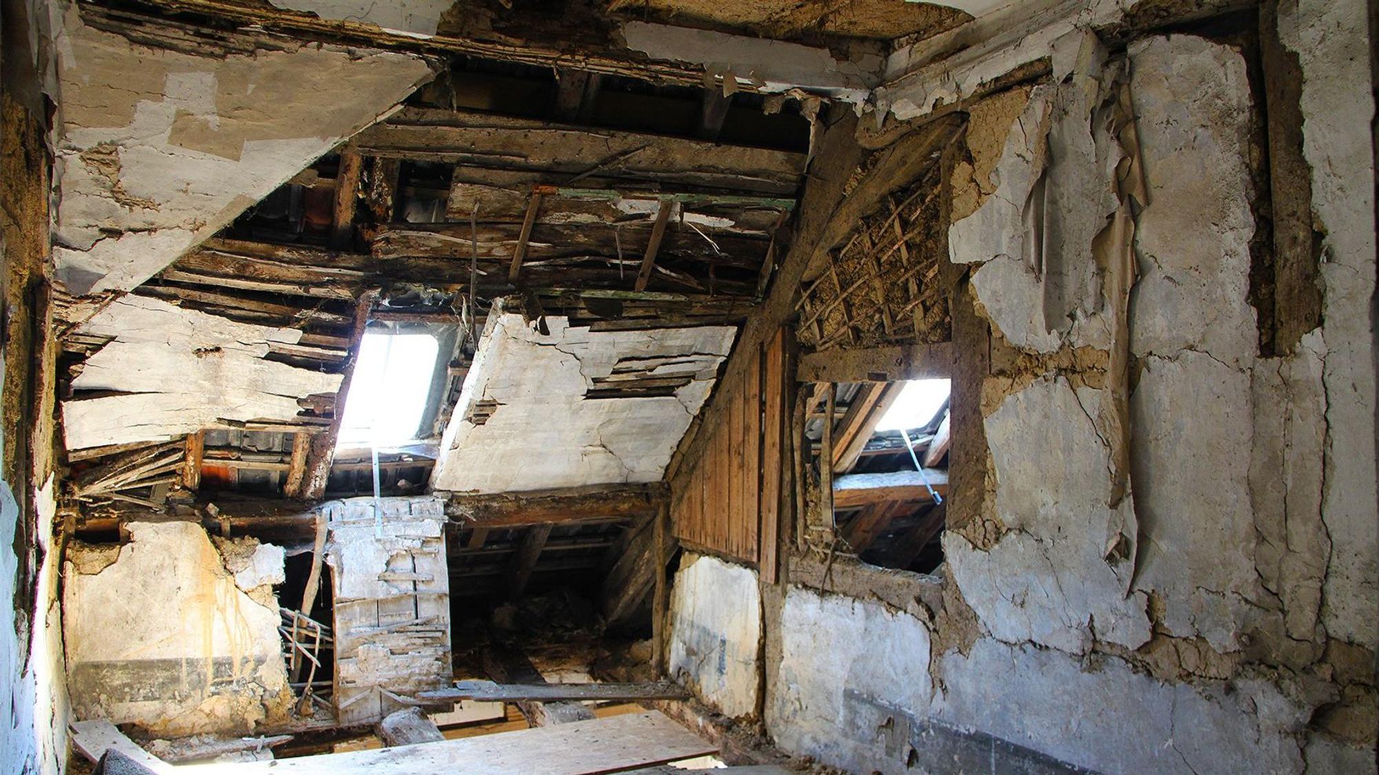 Ein historisches Gebäude weist massive Schäden im Dachgeschoss auf.