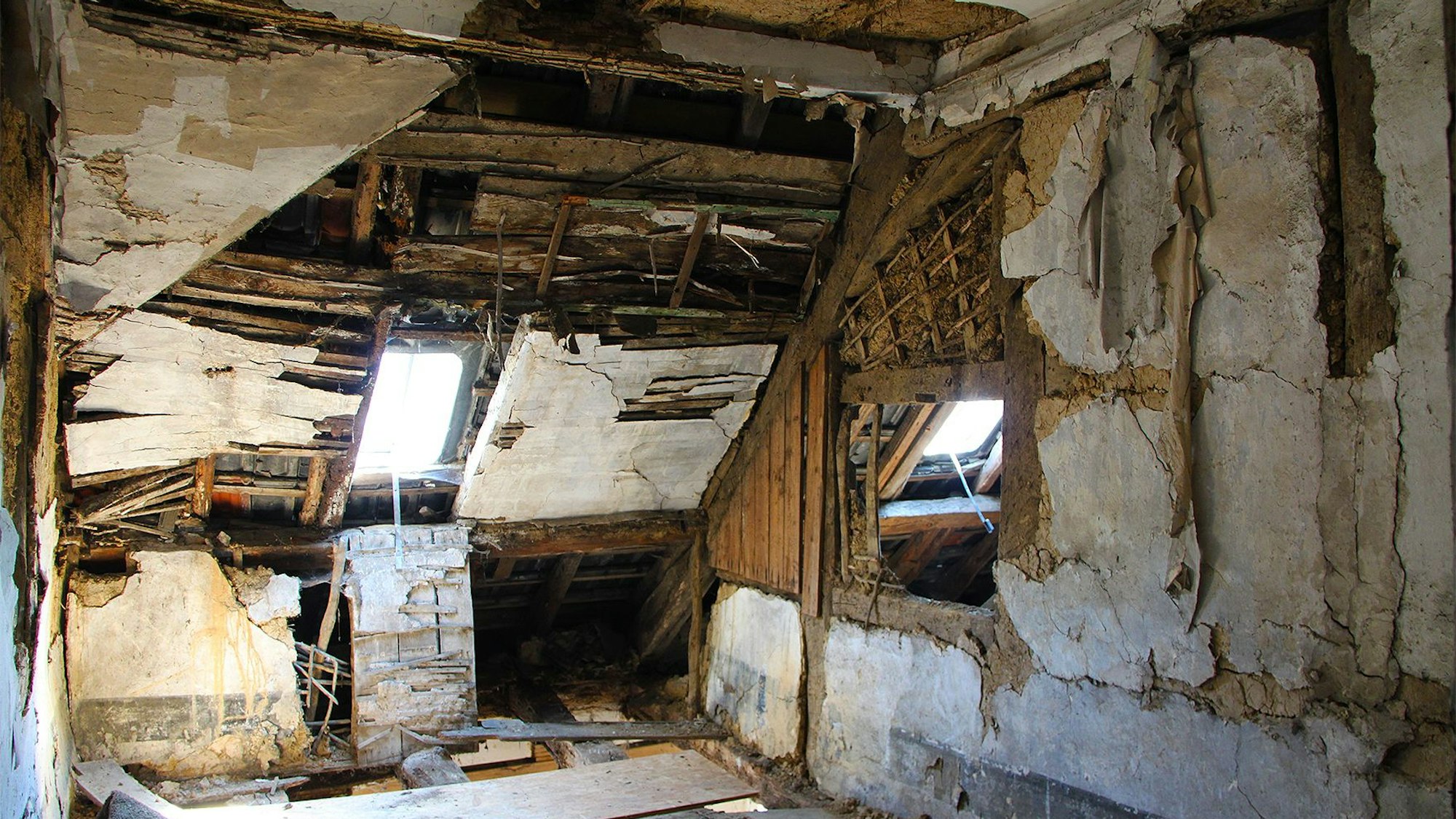 Ein historisches Gebäude weist massive Schäden im Dachgeschoss auf.