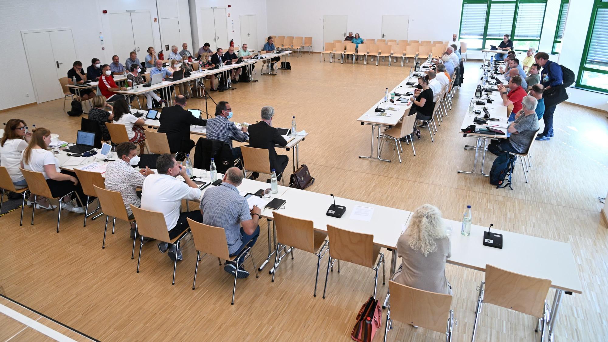Die Ratsmitglieder sitzen im umgebauten Bürgerhaus Overath.