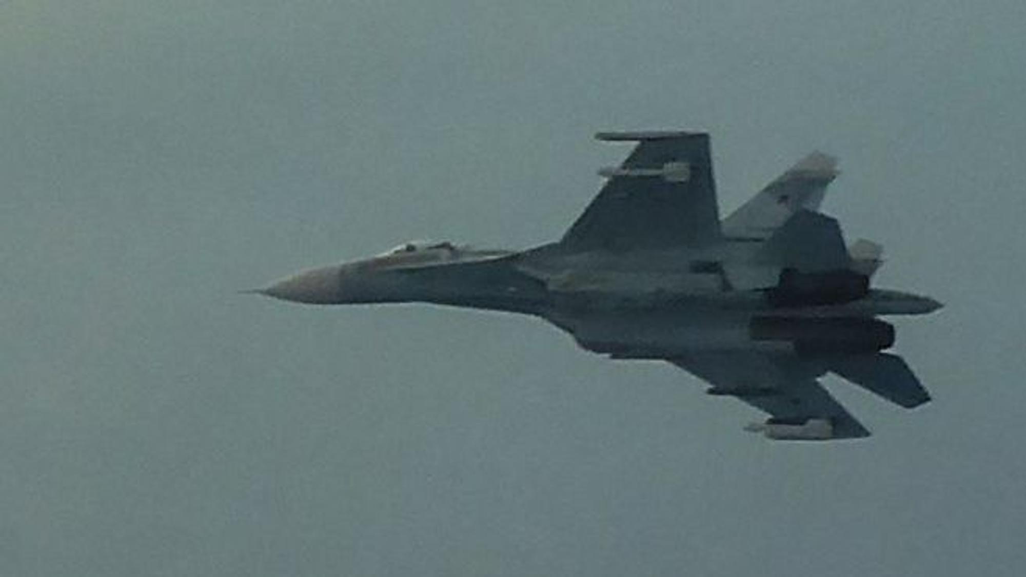 Ein SU-27-Flanker des russischen Militärs, fotografiert von einem deutschen Eurofighter. Neben dem SU 27-Flanker wurde auch eine Iljuschin-20 Coot-A abgefangen. (Archivfoto)