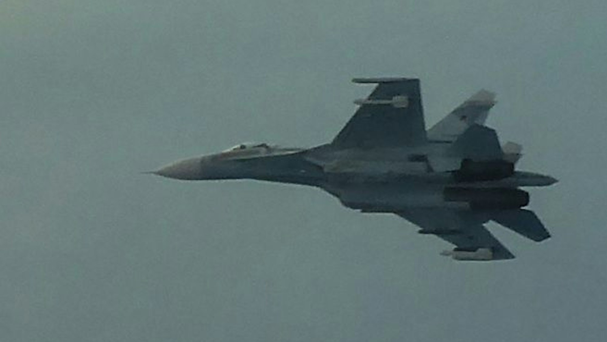 Ein SU-27-Flanker des russischen Militärs, fotografiert von einem deutschen Eurofighter. Neben dem SU 27-Flanker wurde auch eine Iljuschin-20 Coot-A über der Ostsee abgefangen.
