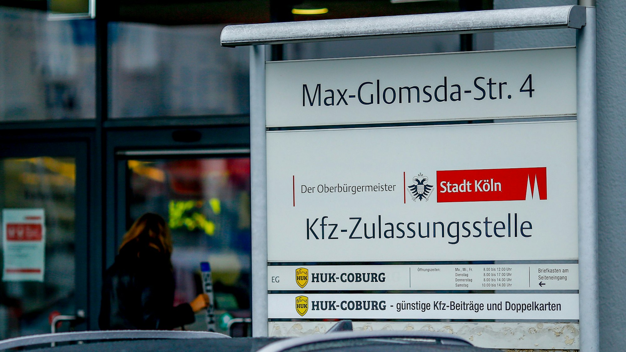 Das Bild zeigt die KFZ-Zulassungsstelle in Köln-Poll.