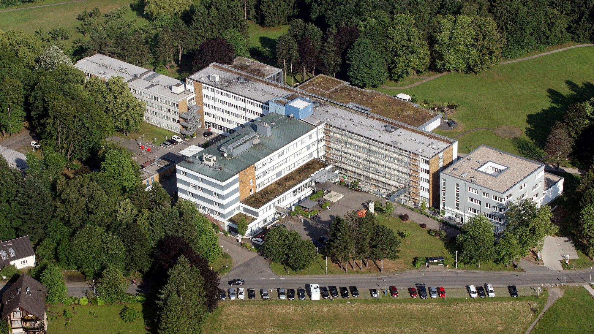 Zu sehen ist das Bensberger Vinzenz-Pallotti-Hospital aus der Vogelperspektive: ein Riegelbau mit grüner Umgebung.