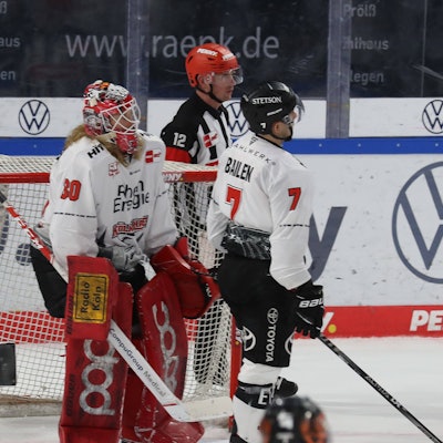 Kölner Spieler schauen niedergeschlagen.