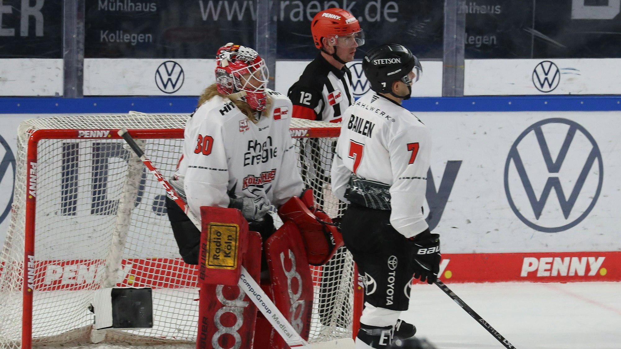 Kölner Spieler schauen niedergeschlagen.