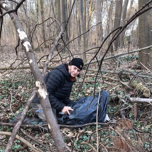 Dorothea Schwab bedeckt die Kisten, mit denen sie die Ratten und Mäuse anlockt, mit einer Plastiktüte.