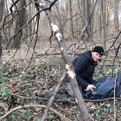 Dorothea Schwab bedeckt die Kisten, mit denen sie die Ratten und Mäuse anlockt, mit einer Plastiktüte.