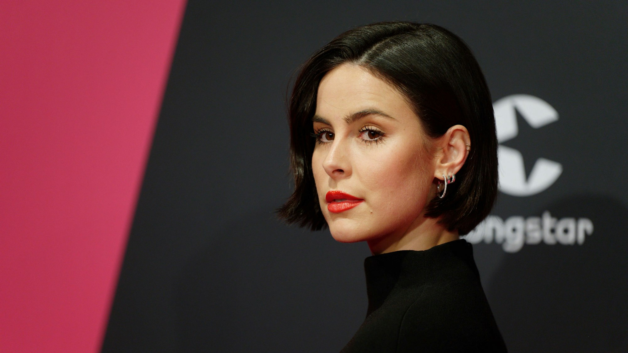 Die Sängerin Lena Meyer-Landrut kommt über den Roten Teppich zur Verleihung der 1Live Krone in der Jahrhunderthalle.