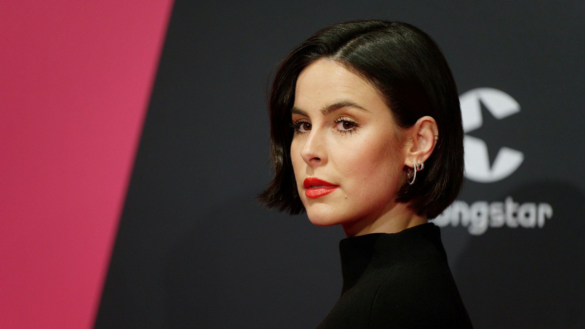 Die Sängerin Lena Meyer-Landrut kommt über den Roten Teppich.