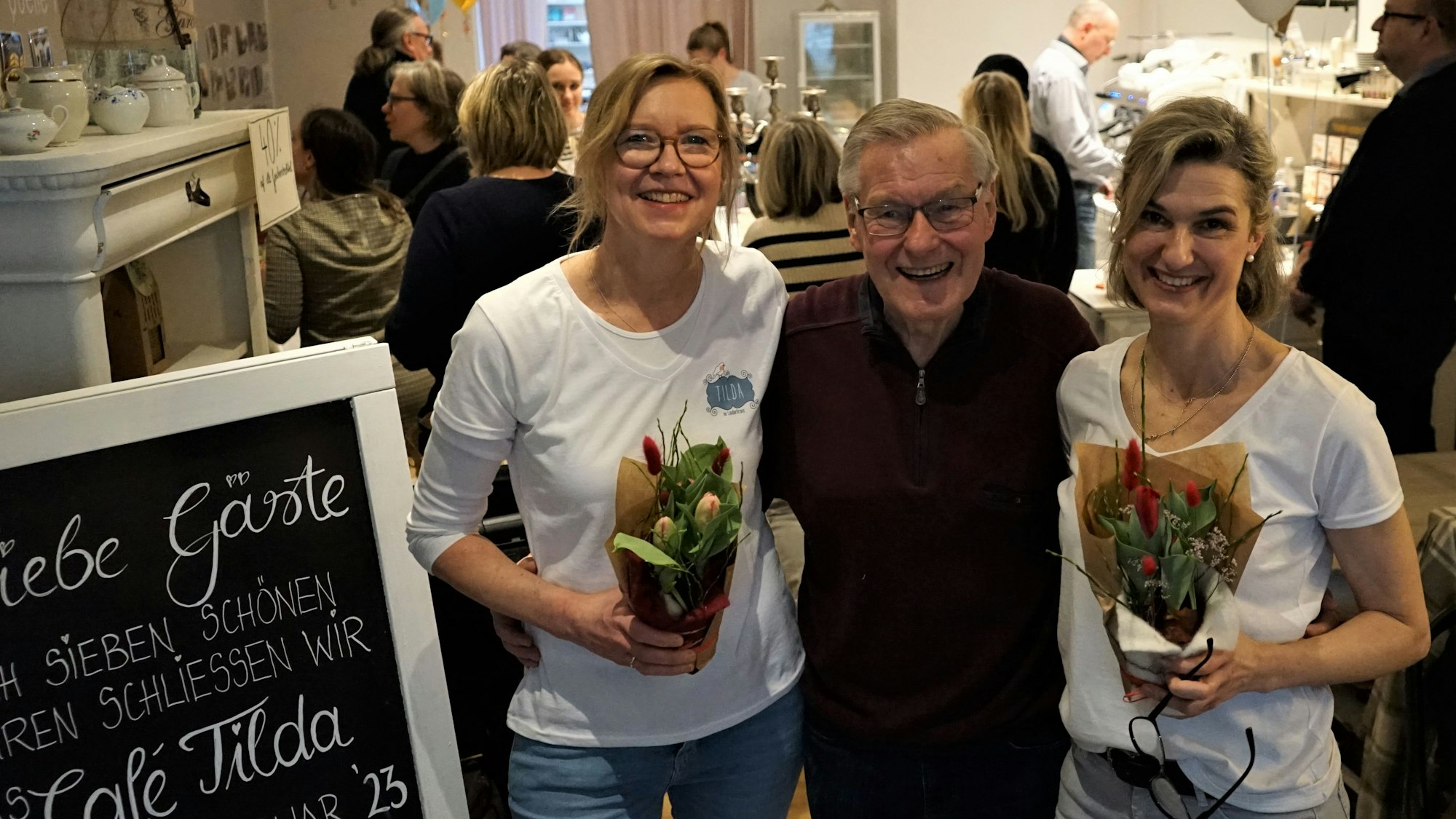 Ex-Prinz Karl-Heinz Krüger mit Daniela Herbst (links) und Christina Kombüchen im Café Tilda.