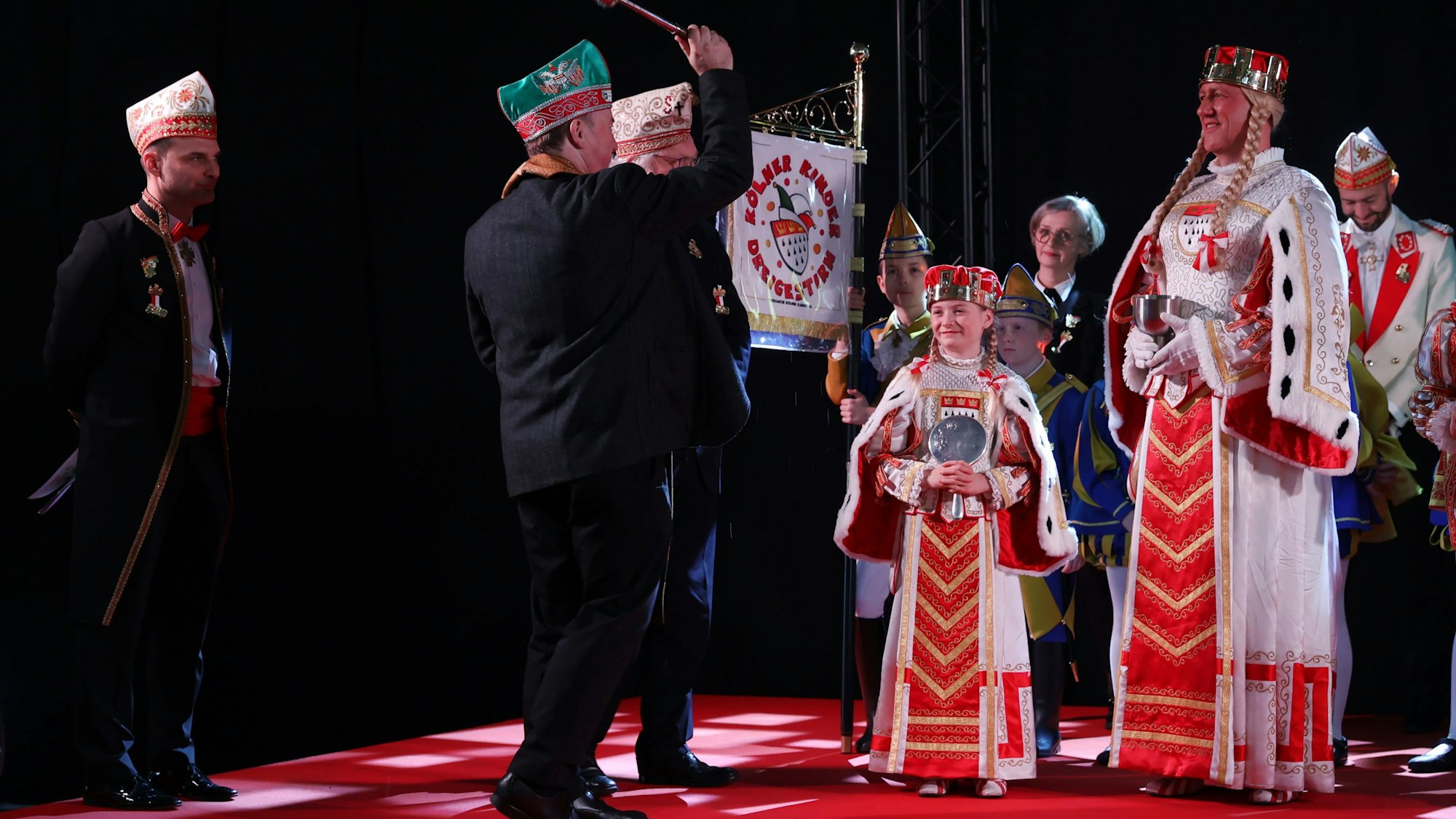 Mehrere Karnevalsfunktionäre bei der Segnung des Rosenmontagszugs.