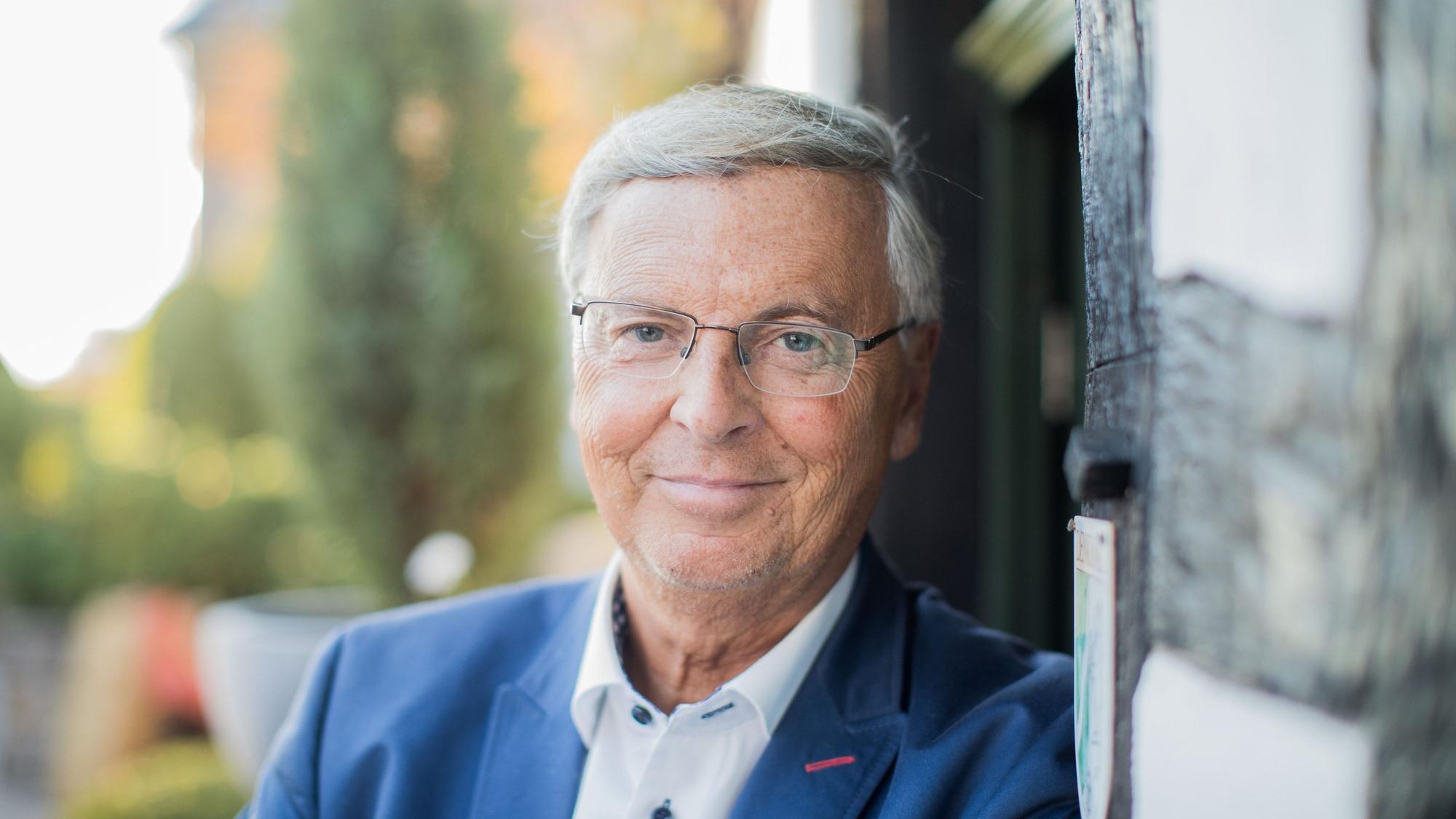 Nordrhein-Westfalen, Bergisch Gladbach: Wolfgang Bosbach (CDU), Politiker und ehemaliger Abgeordneter (MdB) des Deutschen Bundestages, lehnt an einer Wand.