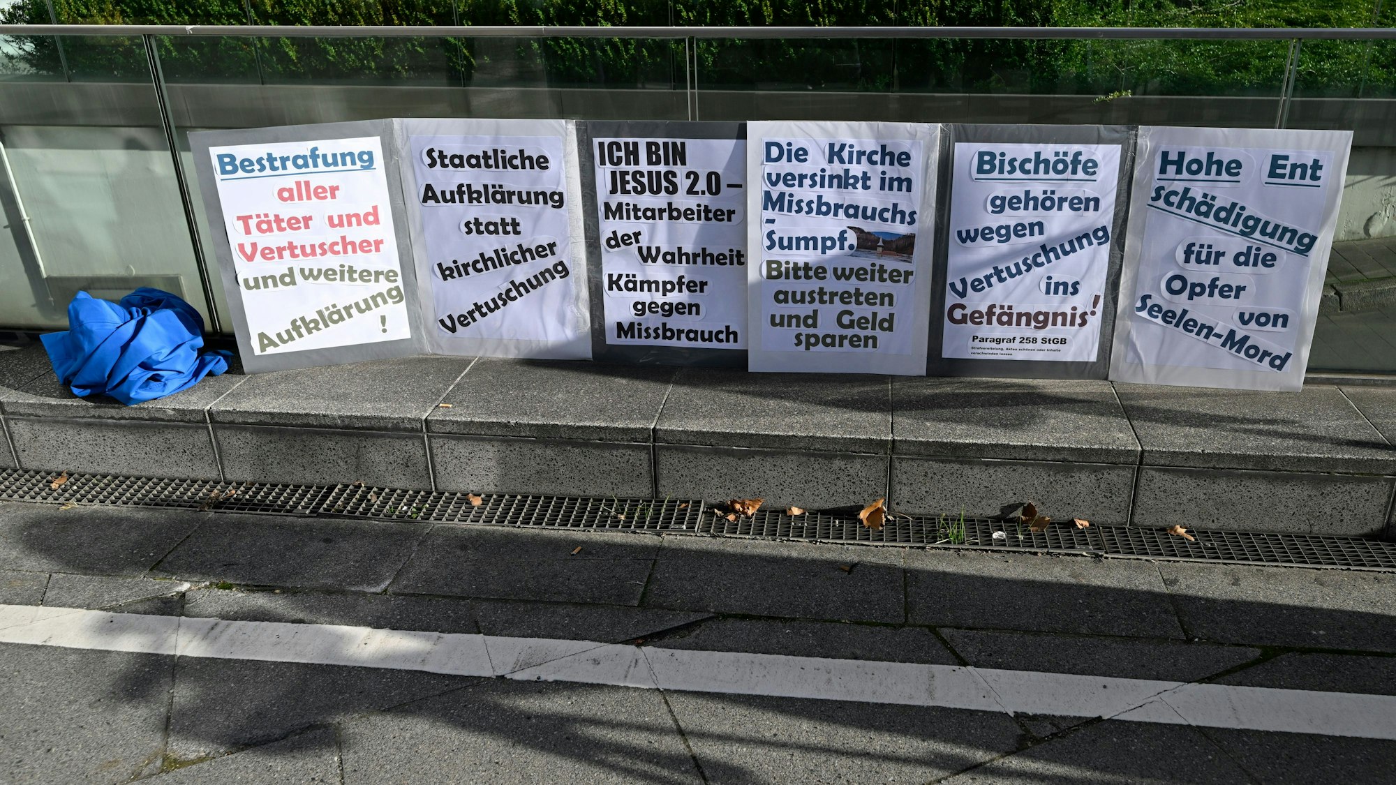 Protestplakate gegen Missbrauch in der katholischen Kirche sind vor einer Pressekonferenz zu sehen. Das Münchener Institut IPP hat eine Studie zur „Wissenschaftlichen Aufarbeitung sexualisierter Gewalt im Bistum Essen von 1958 bis heute“ vorgestellt.