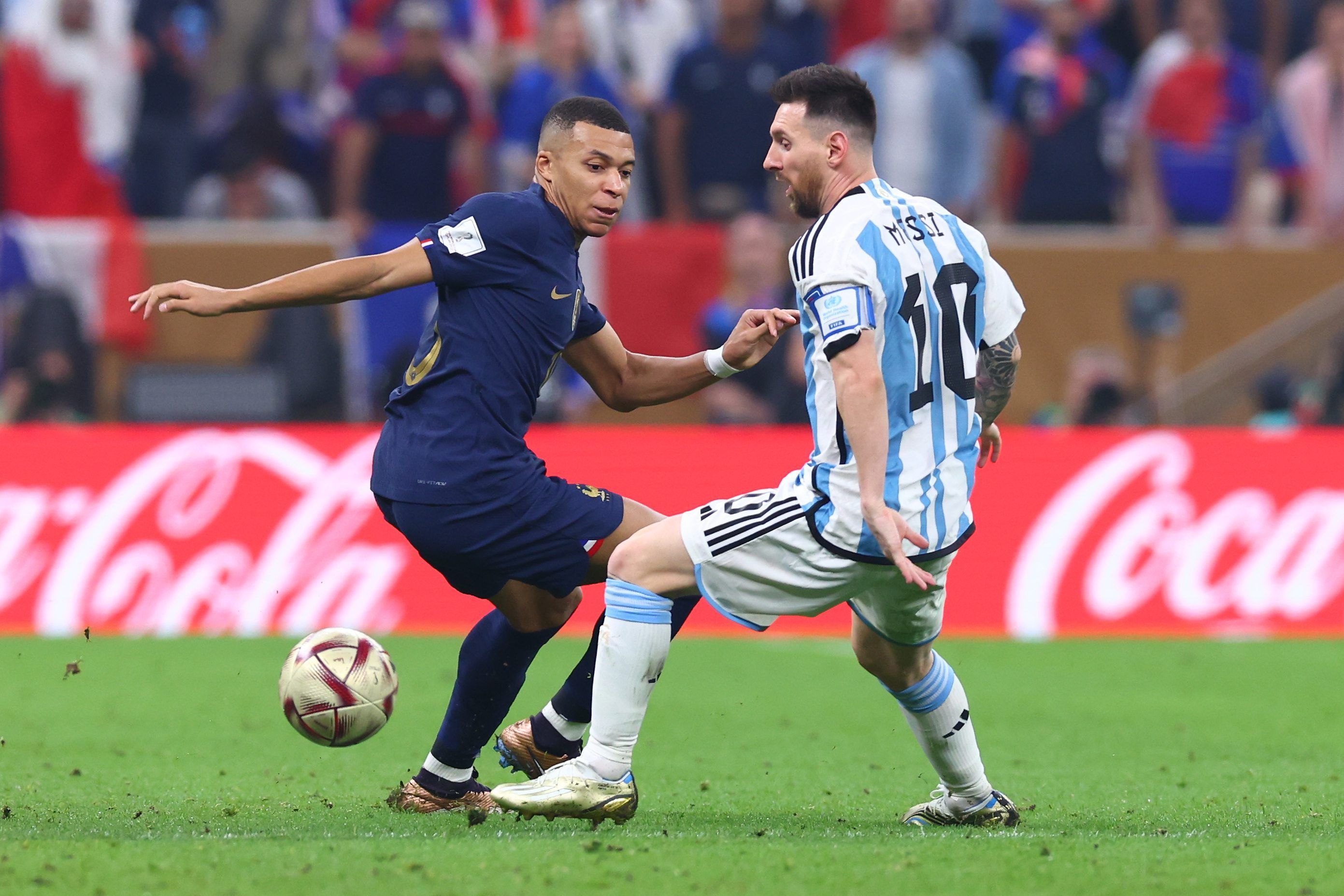 Argentiniens Lionel Messi (r) spielt gegen Frankreichs Kylian Mbappe