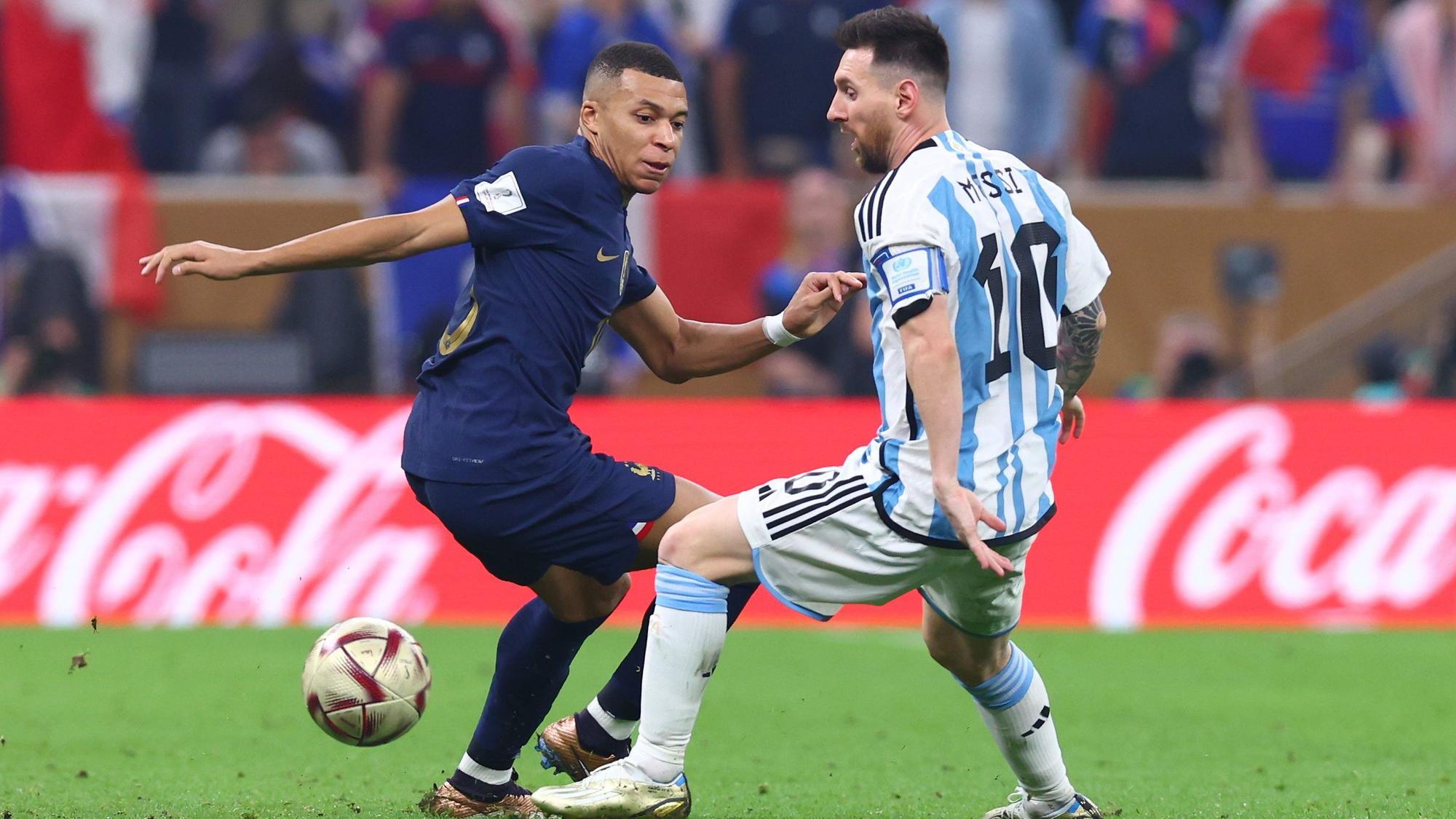 Argentiniens Lionel Messi (r) spielt gegen Frankreichs Kylian Mbappe