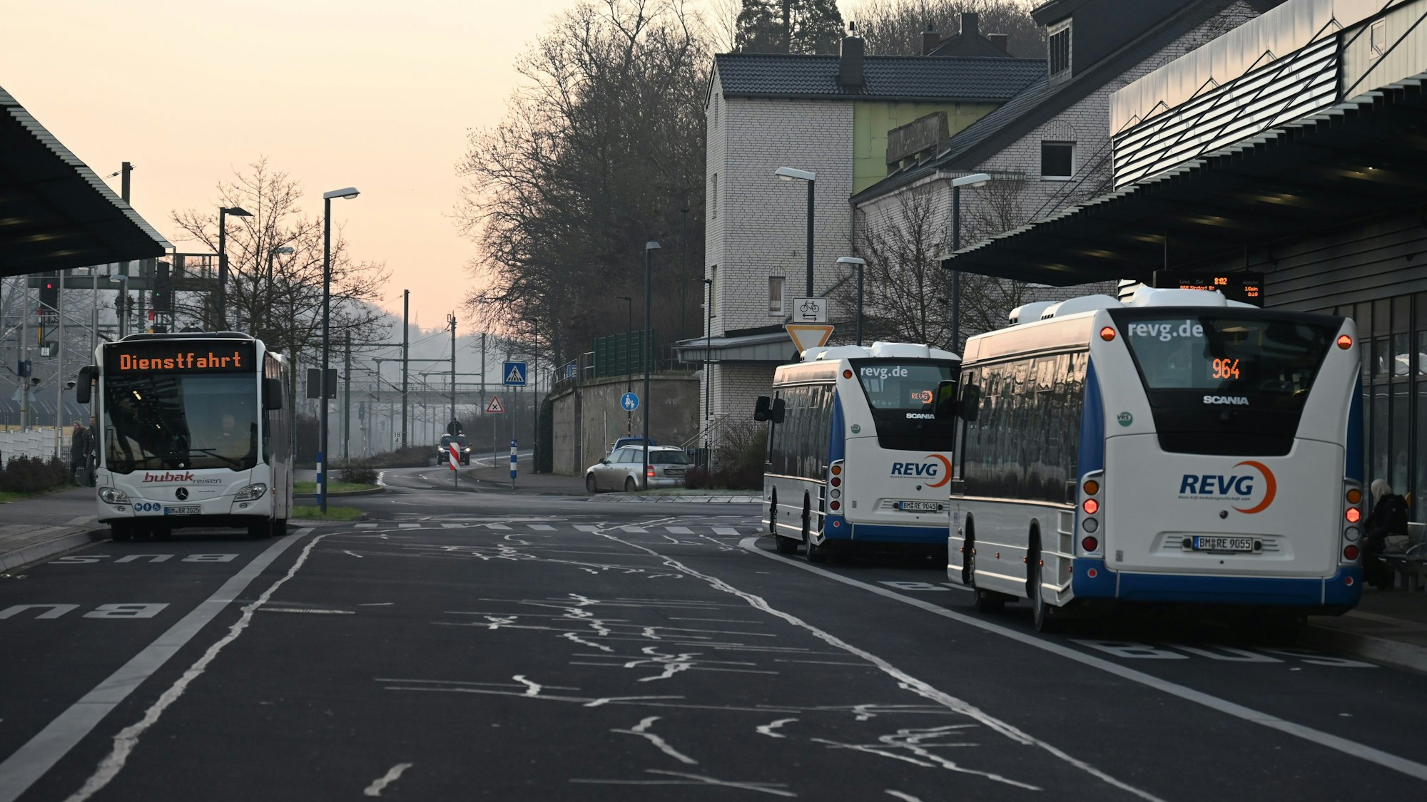 Das Foto zeigt einen Busbahnhof.