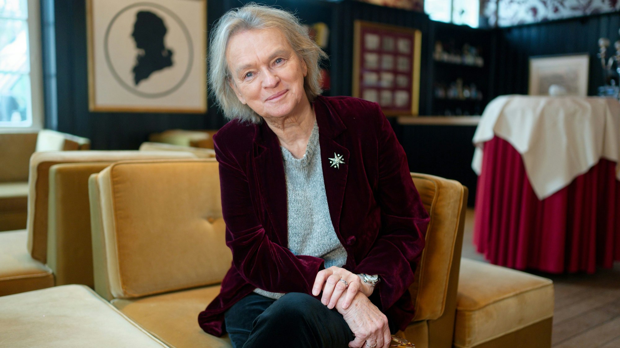 Elke Heidenreich sitzt auf einem Sofa im Raum Amadeus in der Wolkenburg in Köln.