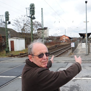 Helmut Langer steht am Bahnhof Leichlingen und zeigt auf den Bahnsteig.