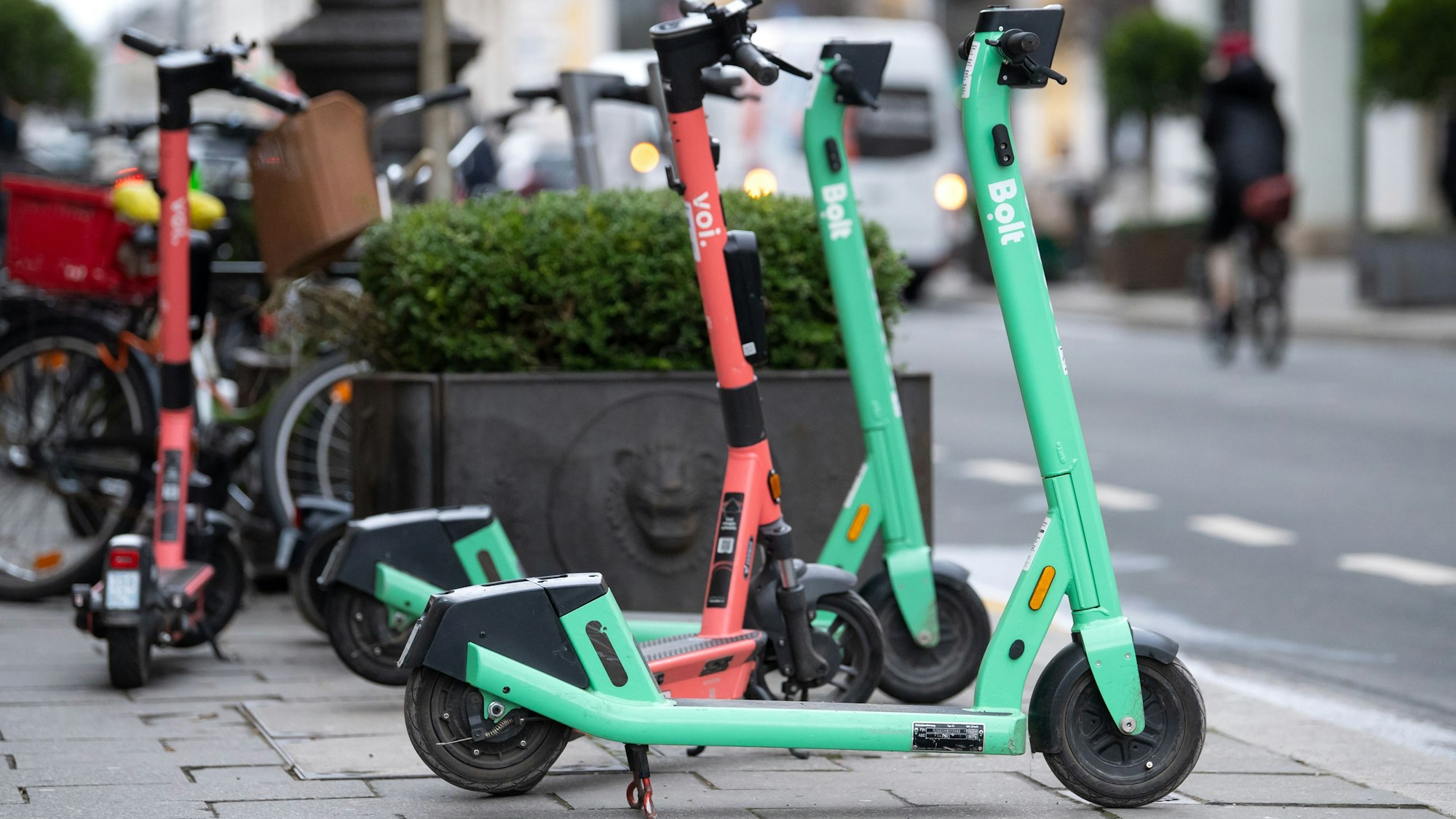 E-Scooter stehen in der Münchener Innenstadt auf einem Gehweg