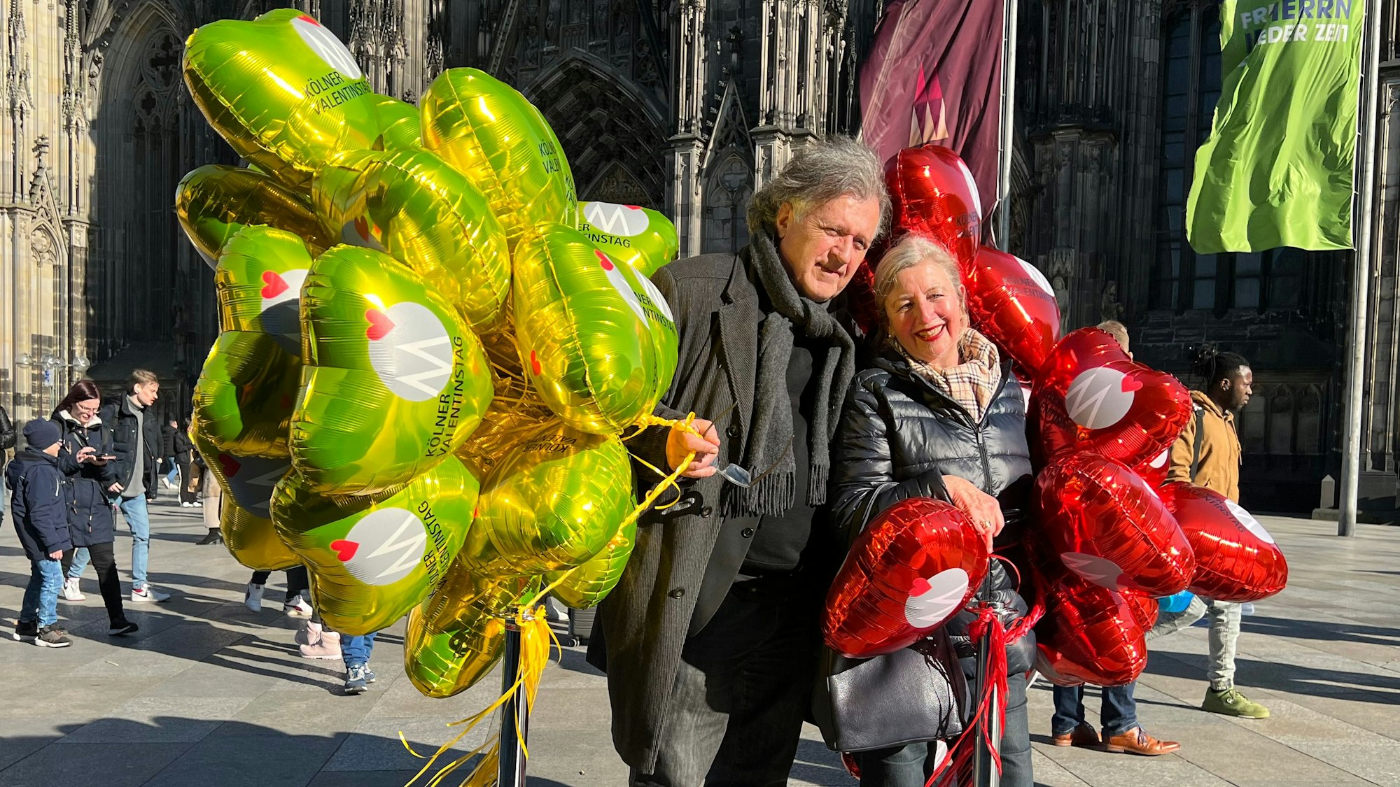 Rita Beyen und Partner Wolfgang halten gelbe und rote Luftballons in ihren Händen.