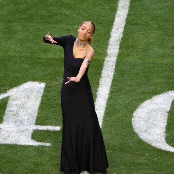 Justina Miles übersetzt den Song „Lift Every Voice and Sing“ vor dem Start des Super Bowl.