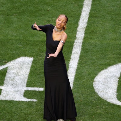 Justina Miles übersetzt den Song „Lift Every Voice and Sing“ vor dem Start des Super Bowl.