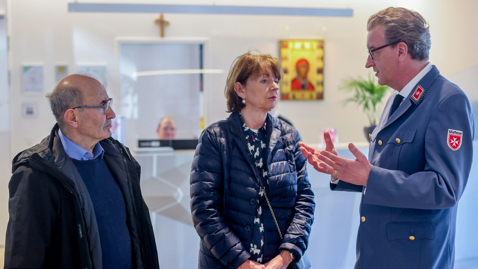 OB Henriette Reker und Tayfun Keltek hören dem Geschäftsführenden Vorstand der Malteser, Douglas Graf von Saurma-Jeltsch zu.