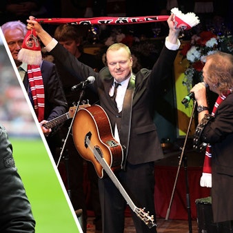 Carolin Kebekus und Stefan Raab mit Fan-Schals des 1. FC Köln.