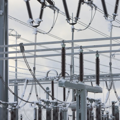 Man sieht eine Großaufnahme einer Umspannstation.