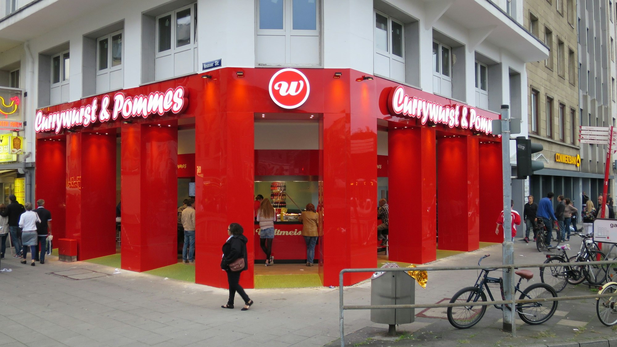 Außenansicht der Pommesbude Weltmeister an der Neusser Straße mit seiner roten Fassade.