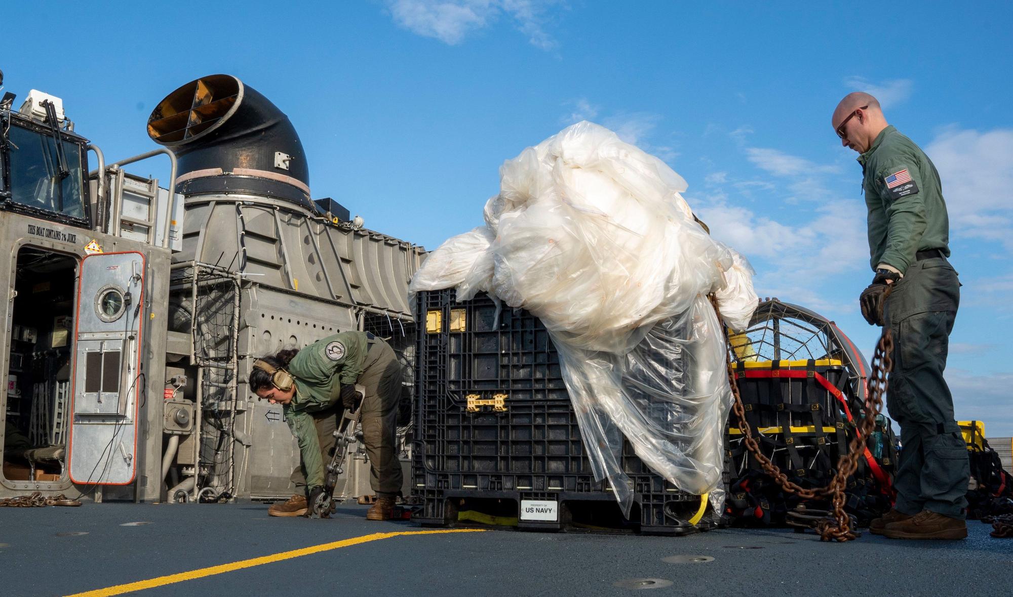 Matrosen der Assault Craft Unit 4 mit im Atlantik geborgenen Überresten eines mutmaßlichen chinesischen Spionageballons.