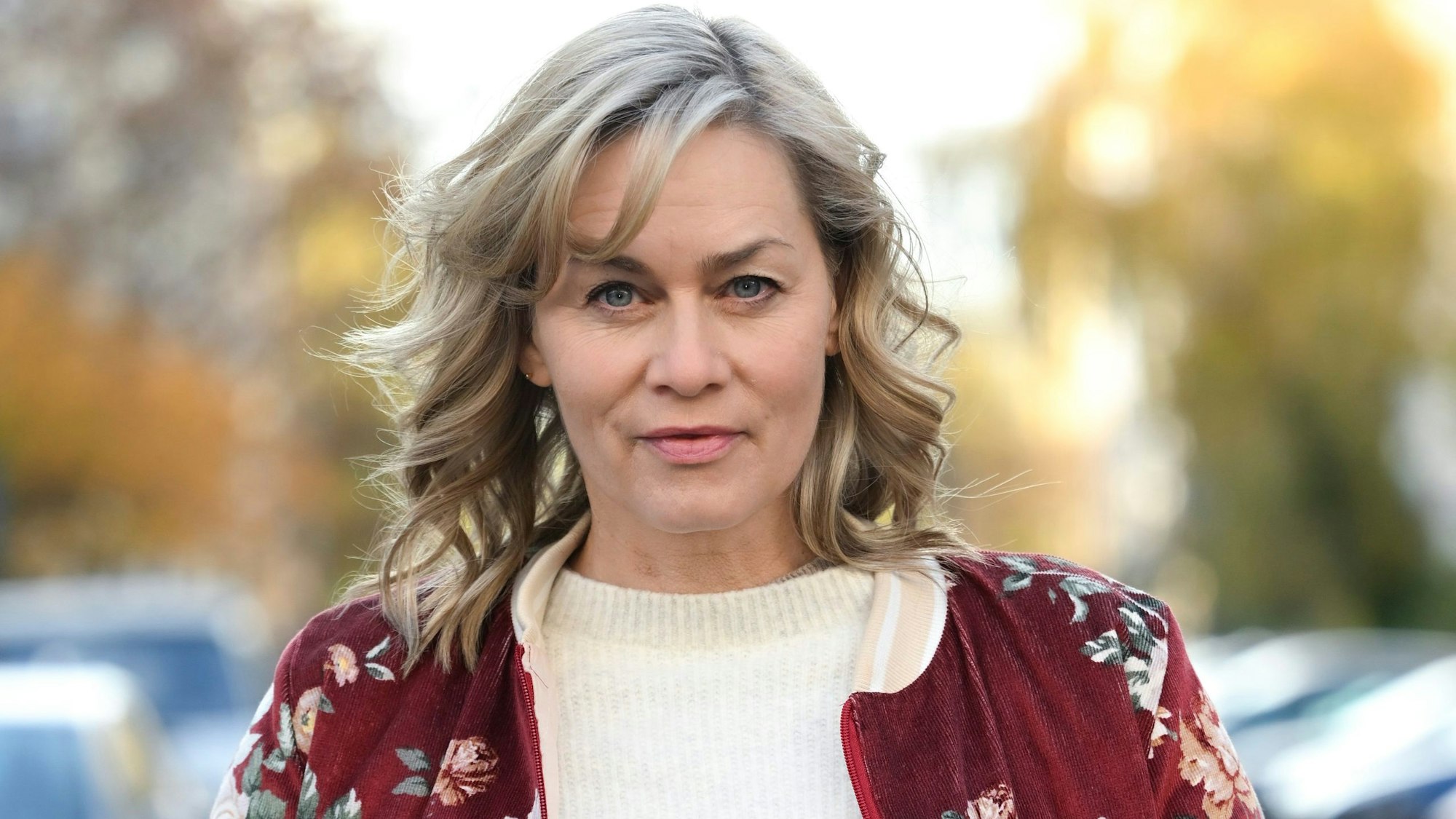 PRODUKTION - 18.11.2022, Berlin: Schauspielerin Gesine Cukrowski steht bei einem Fototermin in ihrem Kiez. Sie gehört zu den profiliertesten deutschen TV- und Filmdarstellerinnen. Bekannt wurde sie unter anderem als Gerichtsmedizinerin Judith Sommer in der ZDF-Krimiserie ·Der letzte Zeuge·. Ab Anfang kommenden Jahres ist die Schauspielerin in der neuen ZDF-Vorabendserie ·Hotel Mondial· in einer Hauptrolle zu sehen. Foto: Jens Kalaene/dpa +++ dpa-Bildfunk +++