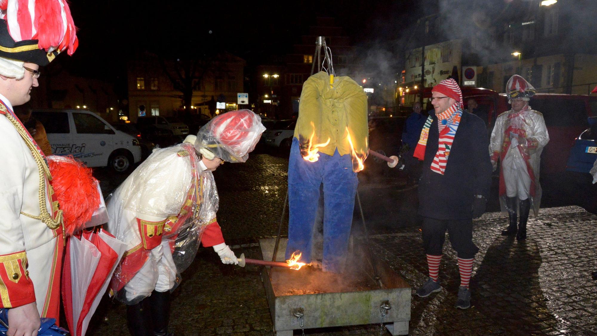 Nubbelverbrennung auf dem Marktplatz in Wipperfürth.