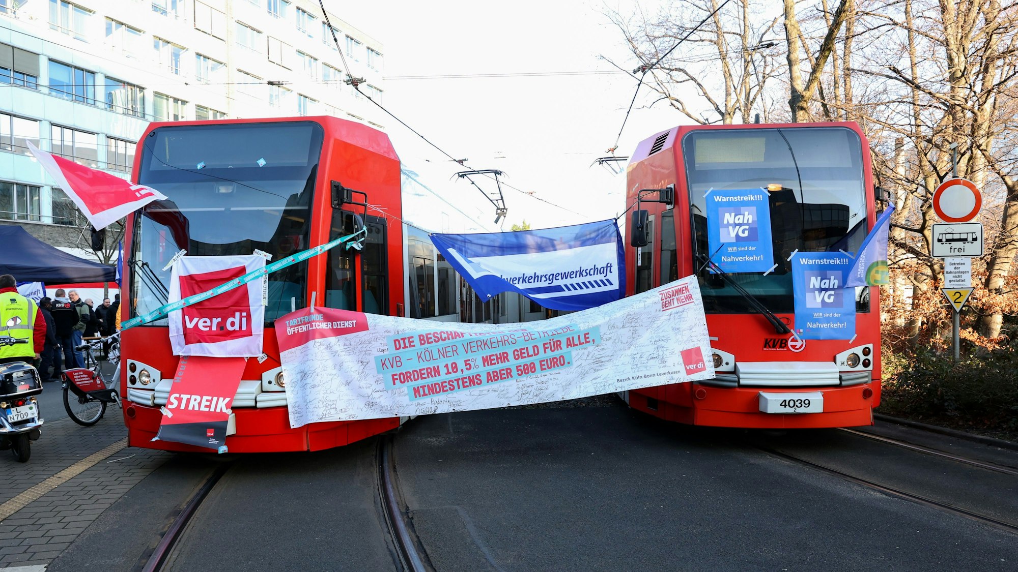 Ganztägiger Warnstreik bei den Kölner Verkehrs-Betrieben in Köln.
Verdi und Nah VG streiken am Betriebshof an der Scheidweiler Straße.