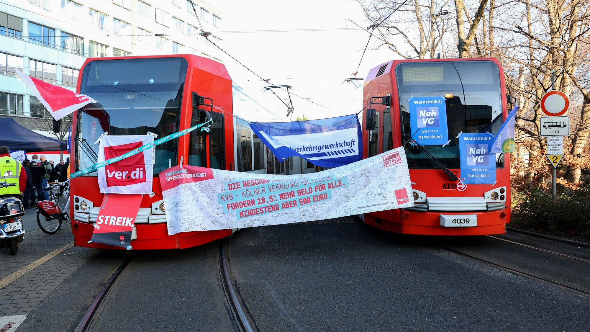 Zwei KVB-Bahnen mit Fahnen geschmückt.