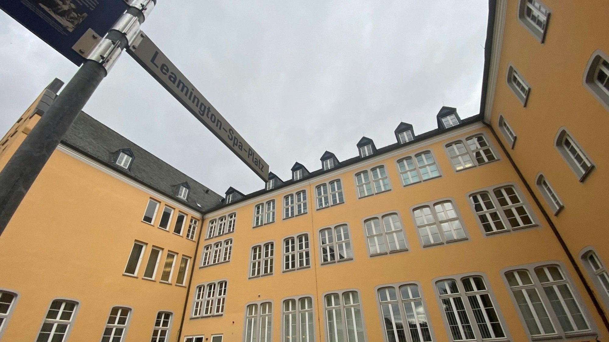 Man sieht den Innenhof des Brühler Rathauses.