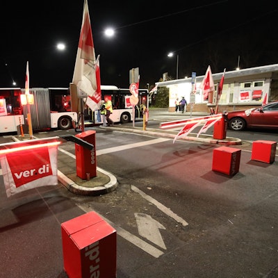 Transparente von Verdi hängen an der Zufahrt des Busbetriebshofes in Köln Mitte Februar 2023. Für Freitag, 3. März, hat die Gerwerkschaft neue Streiks im Nahverkehr angekündigt.