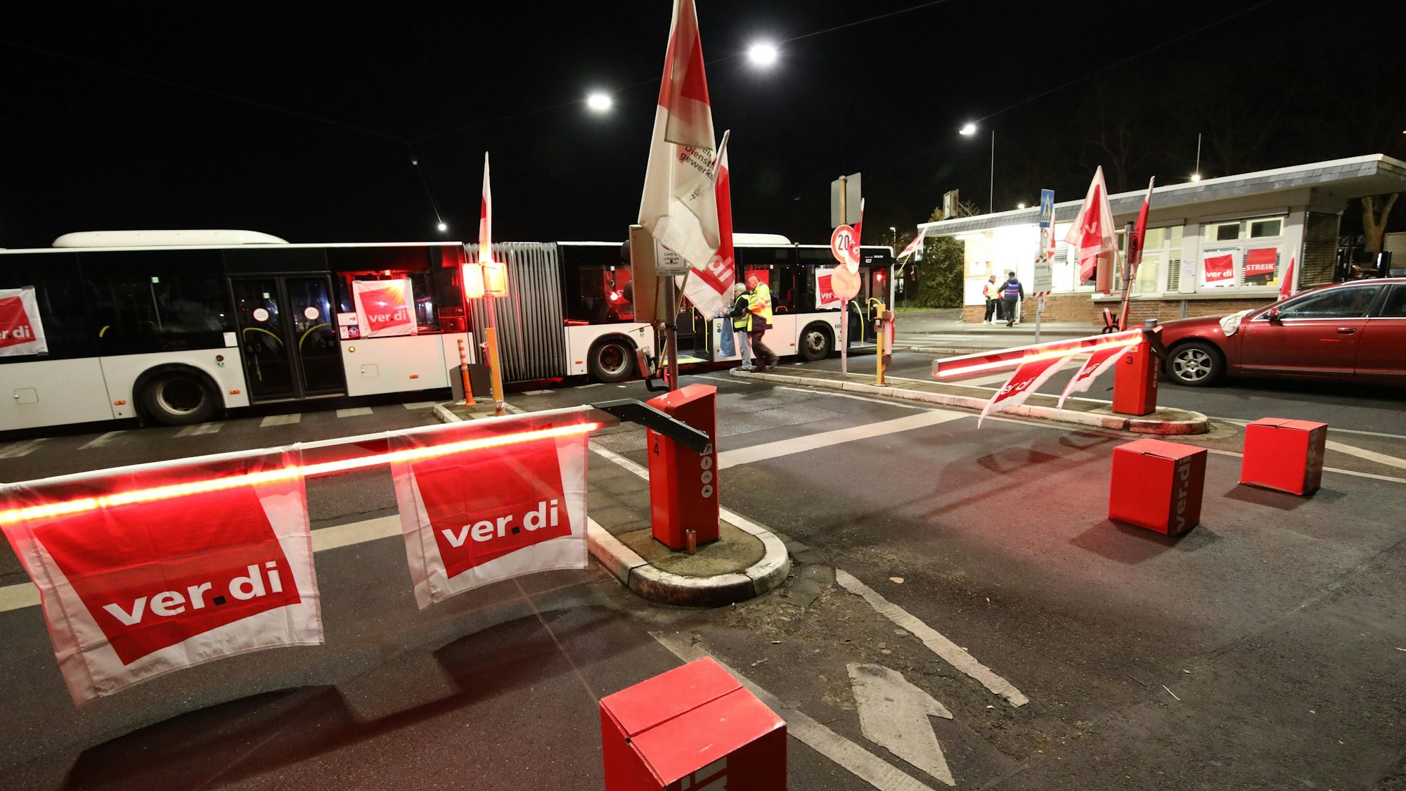 Transparente von Verdi hängen an der Zufahrt des Busbetriebshofes in Köln Mitte Februar 2023. Für Freitag, 3. März, hat die Gerwerkschaft neue Streiks im Nahverkehr angekündigt.