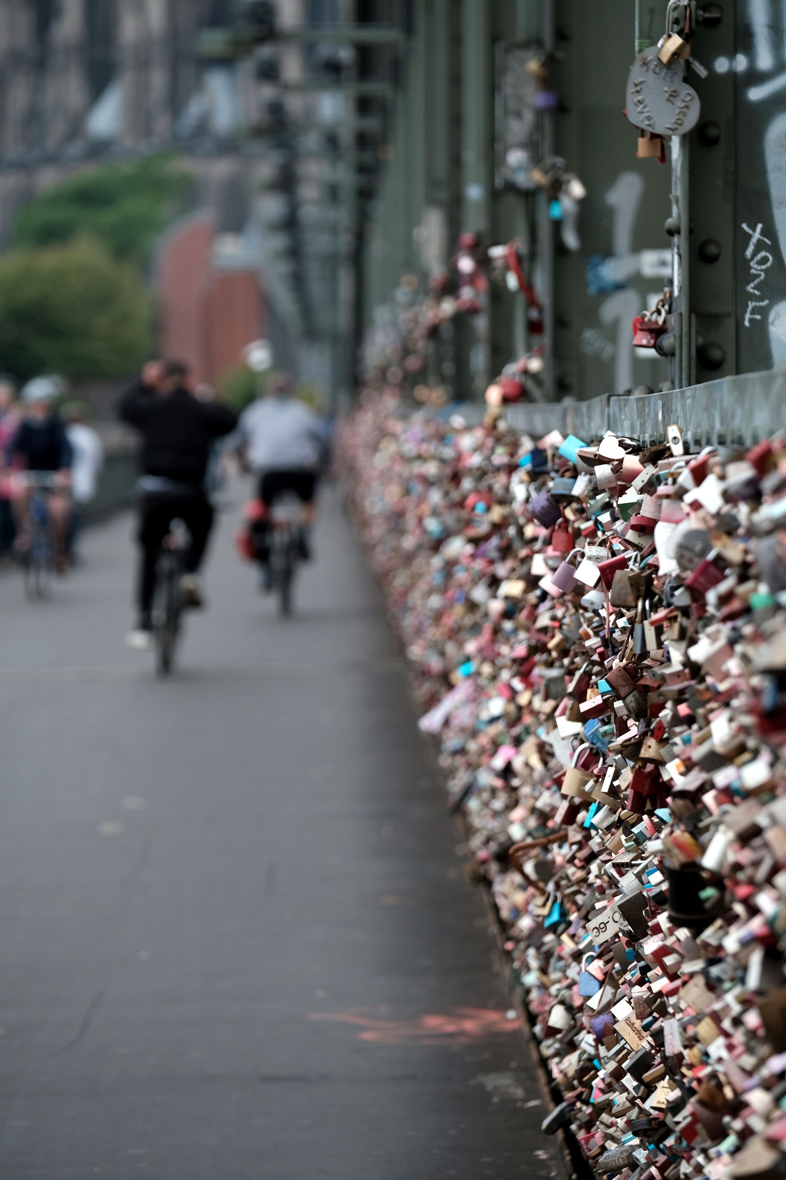 Liebesschlösser an der Hohenzollernbrücke.