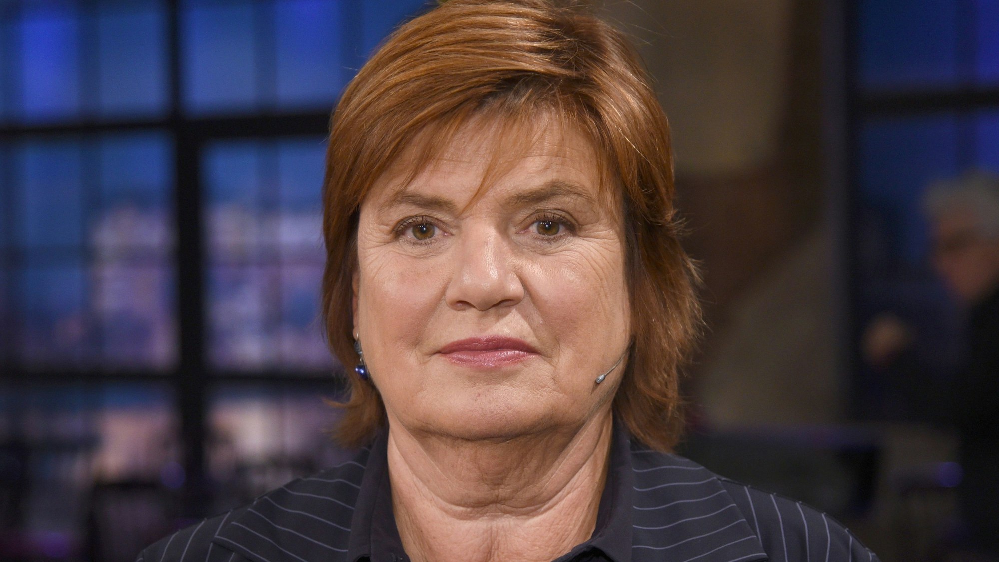 Die Moderatorin Christine Westermann steht während einer Aufzeichnung im Studio.