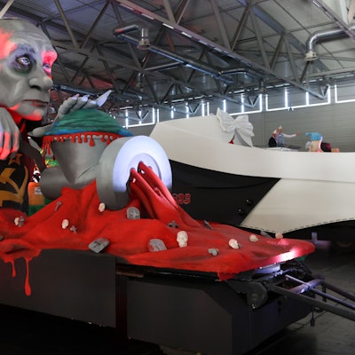 Ein Persiflagewagen in der Messehalle in Köln.